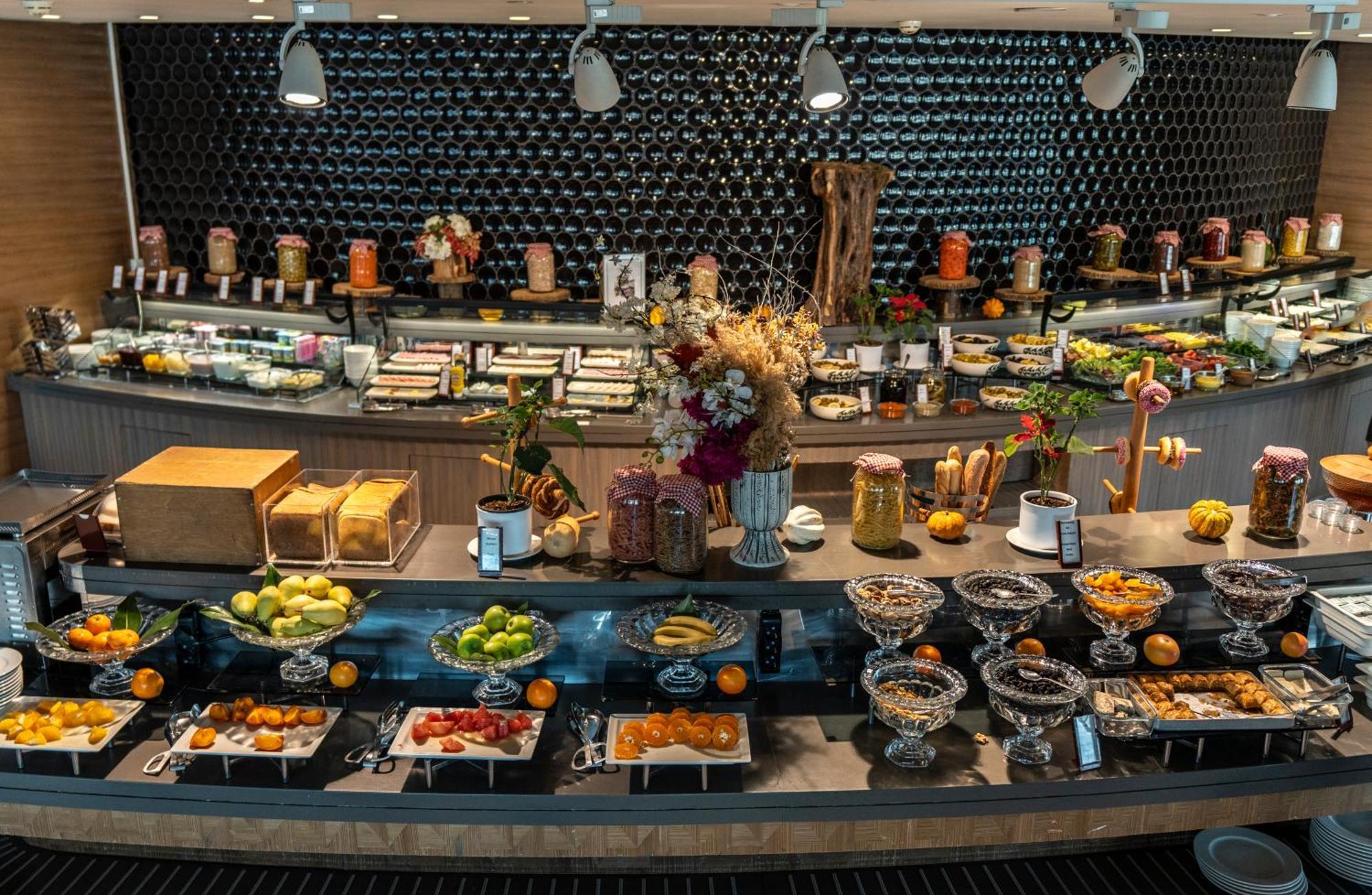 Hotel Hilton Istanbul Kozyatagi Zewnętrze zdjęcie A buffet at a hotel