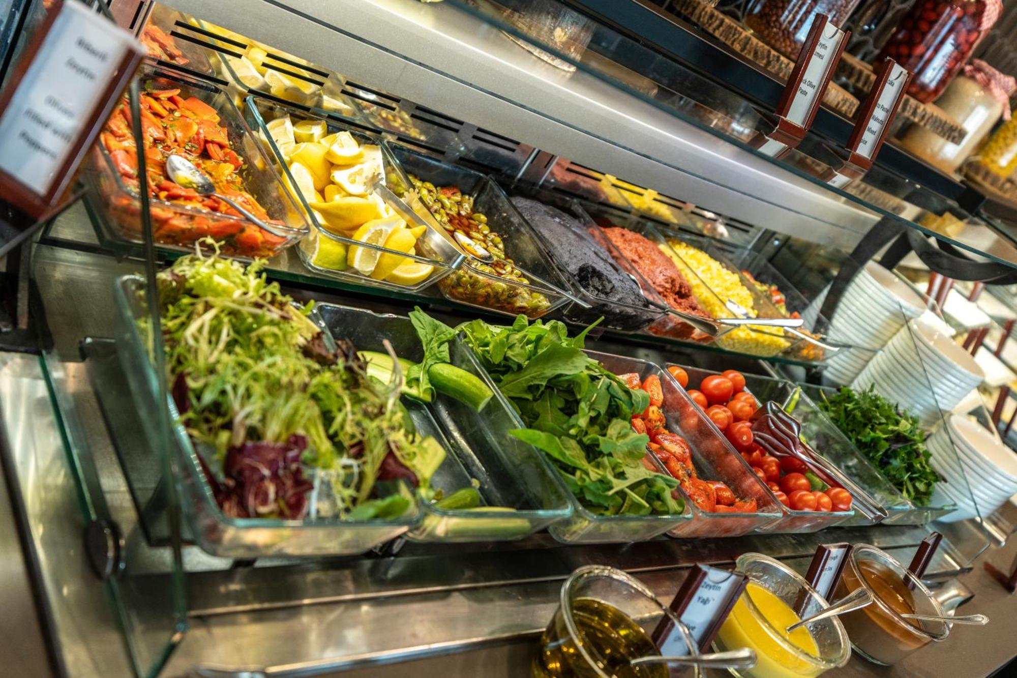 Hotel Hilton Istanbul Kozyatagi Zewnętrze zdjęcie A salad bar