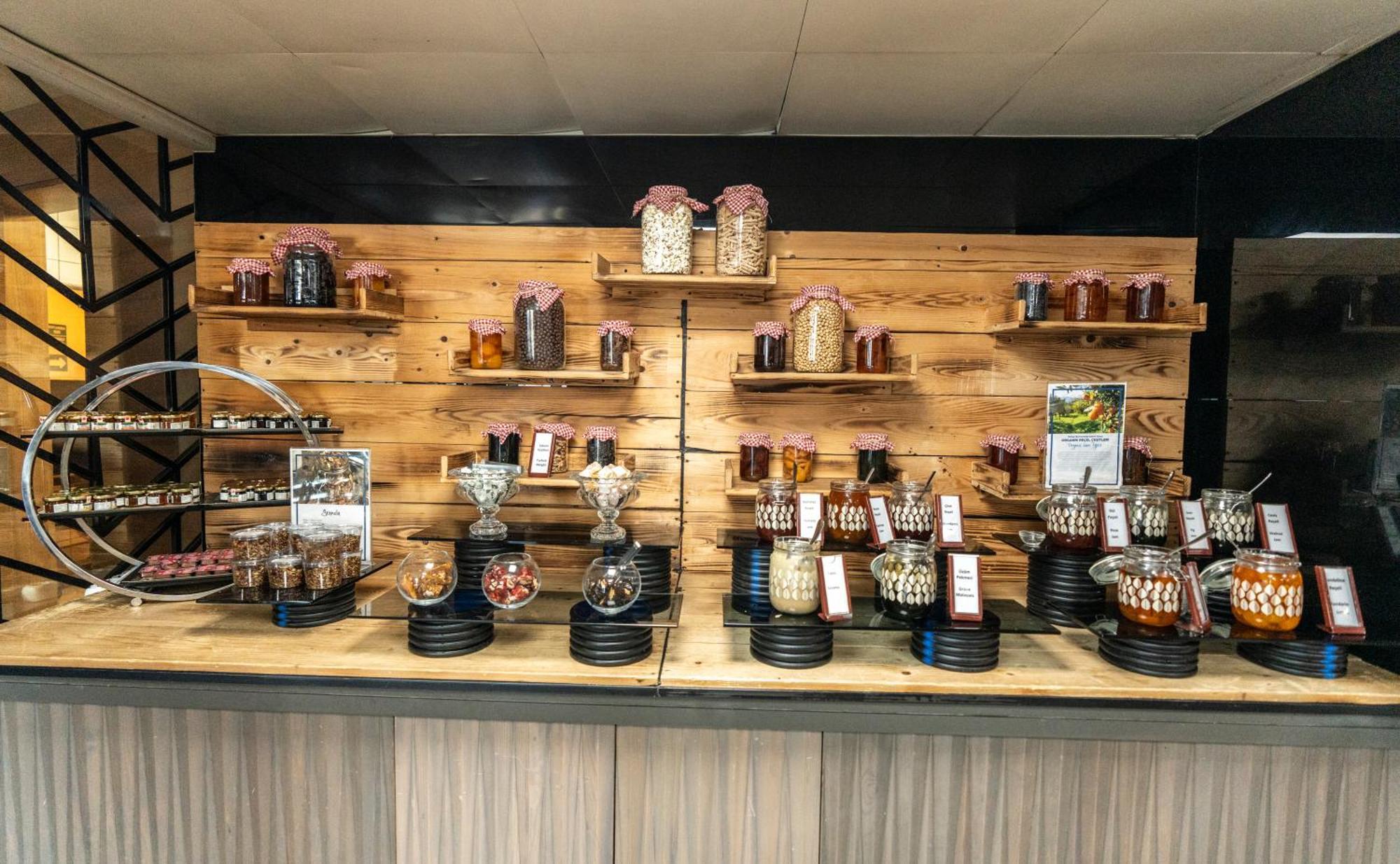 Hotel Hilton Istanbul Kozyatagi Zewnętrze zdjęcie A display of jams and chutneys at a shop in the UK