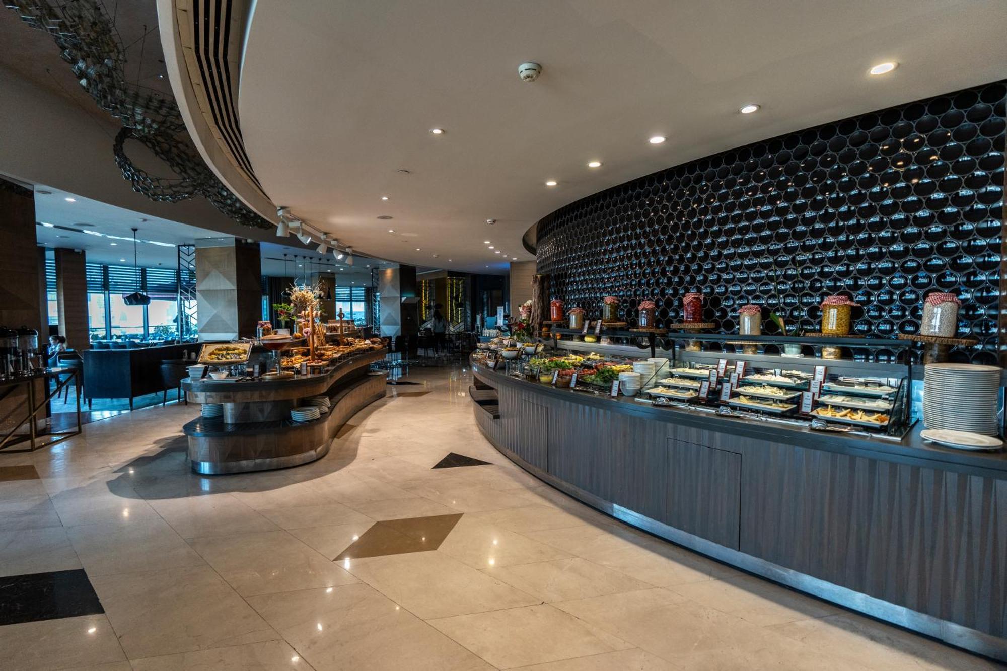 Hotel Hilton Istanbul Kozyatagi Zewnętrze zdjęcie The buffet at the lounge